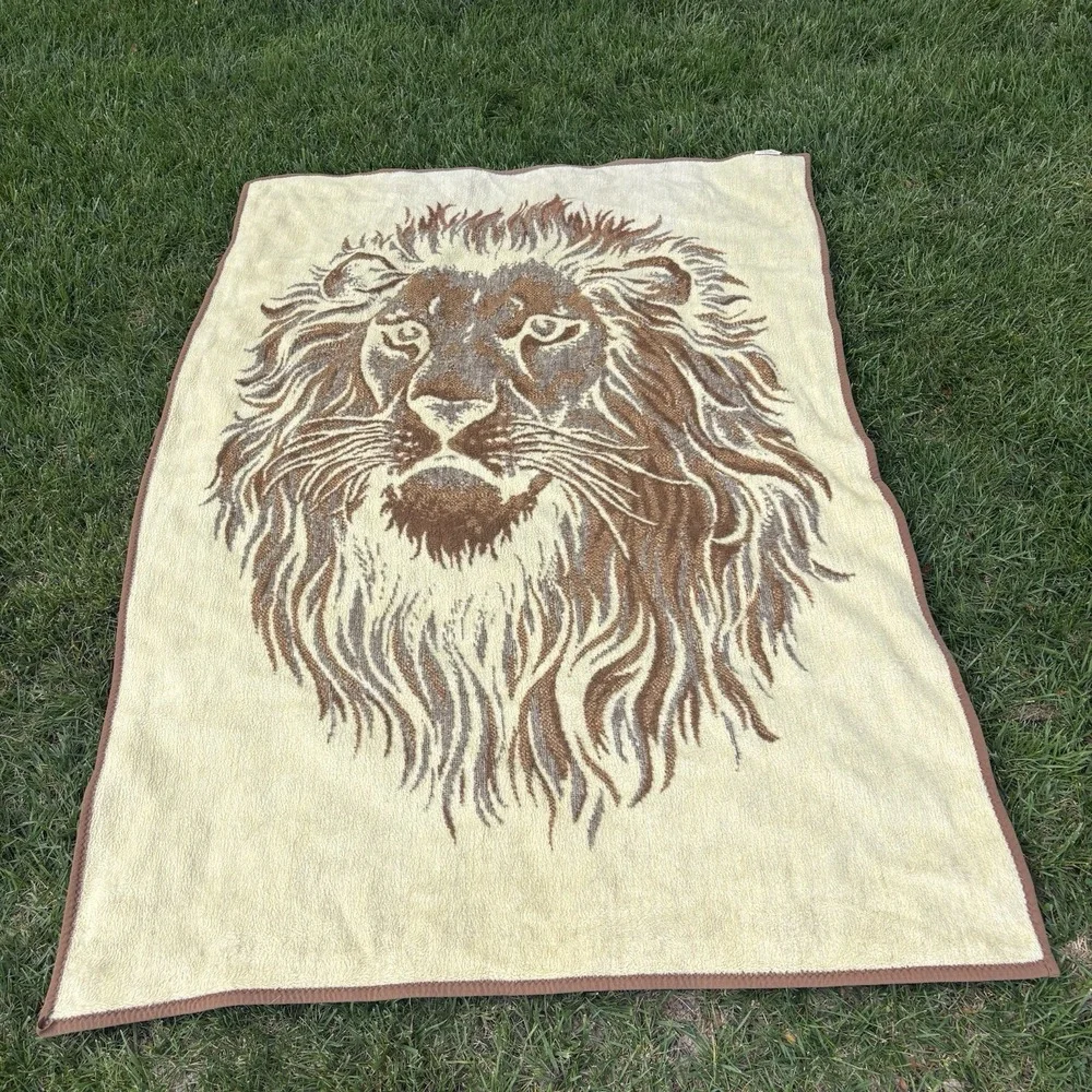 Vintage Lion Blanket Throw Acrylic Crown Crafts Vuteks Brown Reversible 60x80